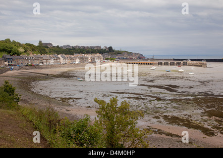 Cancale abitato e porto a bassa marea, Bretagna, Northwesten Francia Foto Stock