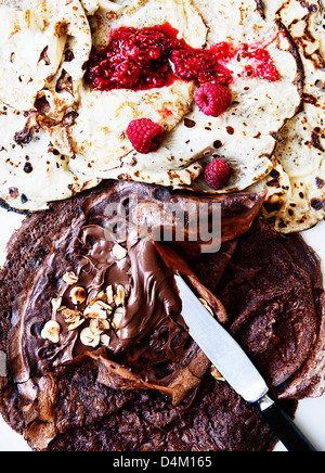 Frutta e cioccolata spalmabile su crepes Foto Stock