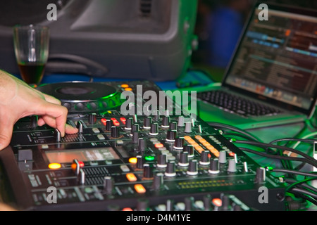 DJ dietro i ponti in night club Foto Stock