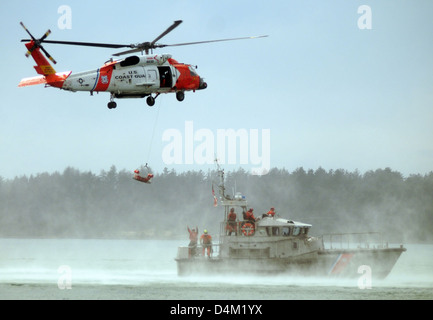 Tillamook Bay motor scialuppa di salvataggio e un HH-60 elicottero dalla stazione aria Astoria Foto Stock