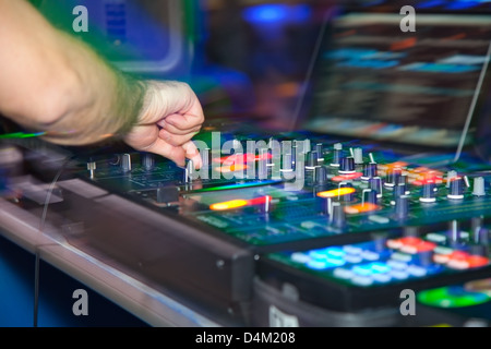 DJ dietro i ponti in night club Foto Stock