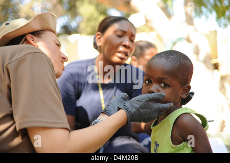 Coast Guard Lt. Teresa Lupo, un assistente medico assegnato alla porta unità di sicurezza (PSU) 307 Foto Stock