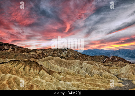 Tramonto spettacolare si sviluppa su Golden Canyon da Zabriskie Point e California il Parco Nazionale della Valle della Morte. Foto Stock