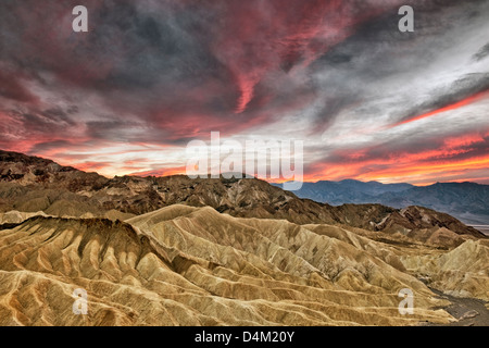 Tramonto spettacolare si sviluppa su Golden Canyon da Zabriskie Point e California il Parco Nazionale della Valle della Morte. Foto Stock