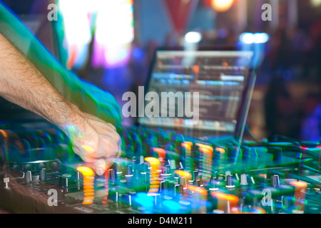 DJ dietro i ponti in night club Foto Stock