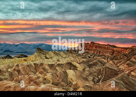 Tramonto spettacolare si sviluppa su Golden Canyon da Zabriskie Point e California il Parco Nazionale della Valle della Morte. Foto Stock