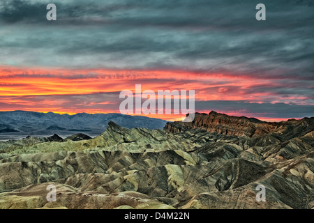 Tramonto spettacolare si sviluppa su Golden Canyon da Zabriskie Point e California il Parco Nazionale della Valle della Morte. Foto Stock