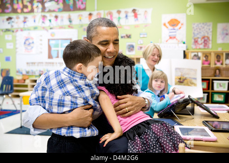 Il Presidente Usa Barack Obama visita un pre-kindergarten classroom presso il College Heights Prima Infanzia Centro di apprendimento e riproduce in giro con i bambini Febbraio 14, 2013 in Decatur, GA. Foto Stock