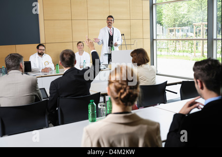 I medici dare parlare in sala conferenze Foto Stock