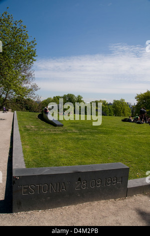 Il monumento 'Broken Line' dell'affondamento di un traghetto passeggeri nel Mar Baltico tra Helsinki e Tallinn nel 1994. Foto Stock