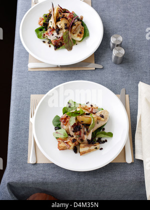 Piastra di fagiano con insalata di pastinaca Foto Stock