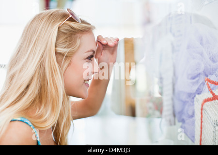 Finestra di donna shopping sulla strada di città Foto Stock