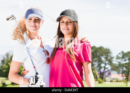 Donna sorridente insieme sul campo da golf Foto Stock