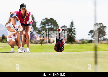 Le donne giocare a golf in corso Foto Stock