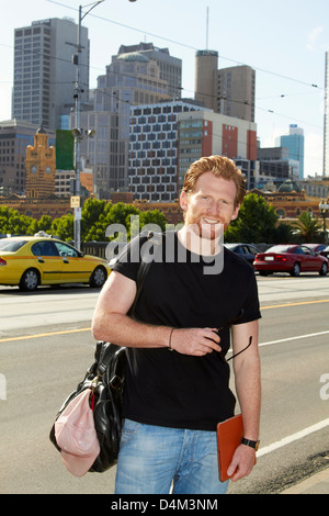 Uomo in piedi su una strada di città Foto Stock