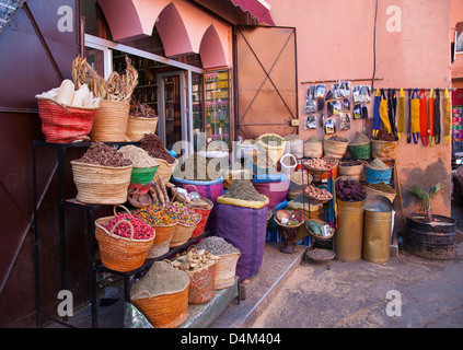 I panieri di prodotti alimentari in vendita presso lo store Foto Stock