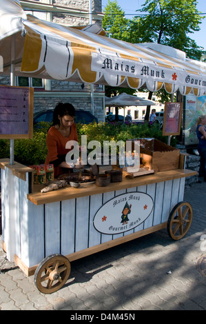 Una fanciulla che indossa un vestito medievale come un monaco Gourmet a Tallinn, Estonia, Stati Baltici Foto Stock