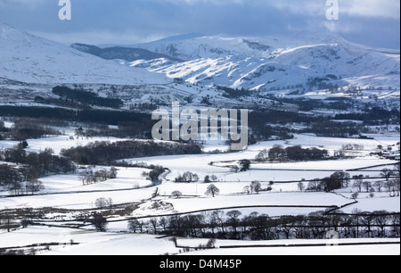 Guardando oltre Threlkeld verso le montagne nel distretto del lago in inverno da Blencathra. Foto Stock