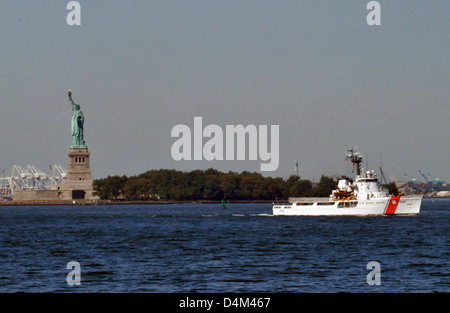 Guardacoste affidabili nel porto di New York Foto Stock