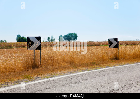 Le frecce del traffico su strada rurale Foto Stock