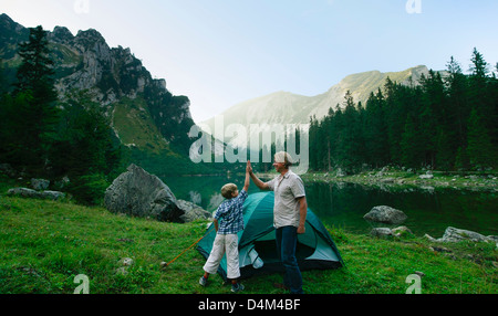 Padre e figlio pitching tenda insieme Foto Stock