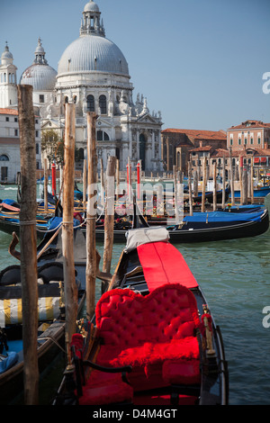 Gondole ancorate su venezia canal Foto Stock