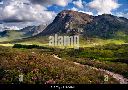 Una vista verso il basso del diavolo la scalinata verso il valico di Glencoe nelle Highlands scozzesi Foto Stock