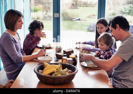Famiglia avente la cena insieme a tavola Foto Stock