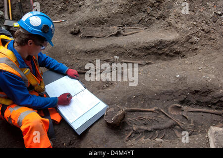 HANDOUT IMMAGINE: Londra, Regno Unito. Il 15 marzo 2013. Scoperta della Morte Nera sepoltura risalente al XIV secolo dal piombo Crossrail archeologo Jay Carver. Credito: Crossrail/Amer Ghazzal/Alamy Live News Foto Stock