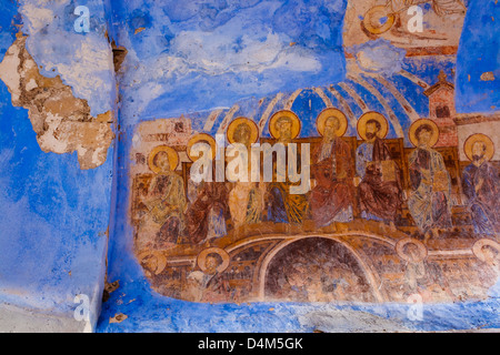 Decorate abbandonata chiesa ortodossa interni nel monastero greco Foto Stock