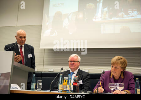 Il 15 marzo, Berlin - Germania. Angela Merkel dà un discorso alla riunione annuale della "Commissione Trilaterale' nella sala CDU in tedesco Parlament (Bundestag) con la presenza del Gruppo europeo Presidente Jean Claude Trichet e il Vice Presidente, Michael Fuchs. Credits: Credito: Gonçalo Silva/Alamy Live News. Foto Stock