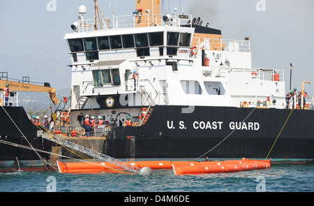 La dimostrazione VOSS (Vessel of Opportunity Skimming System) presenta un sistema mobile progettato per la raccolta delle fuoriuscite di petrolio in ambienti marini. Fa parte degli sforzi in corso della Guardia Costiera per migliorare le capacità di risposta durante gli incidenti di inquinamento marittimo. Foto Stock