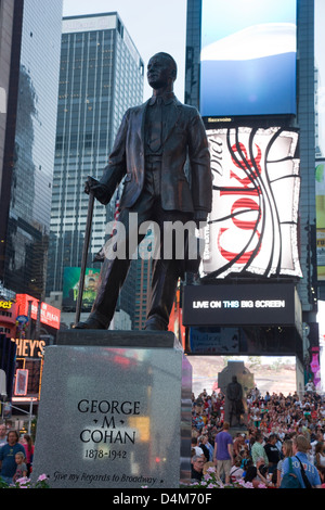 Statua di George M. Cohan, noto come "l'uomo che possedeva Broadway', egli è considerato il padre della American commedia musicale Foto Stock