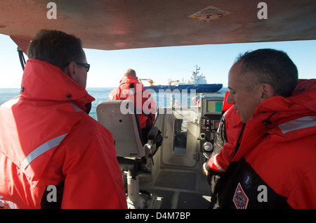 Un'operazione di valutazione è condotta sulla S.S. Montebello, una petroliera dell'era della seconda guerra mondiale che affondò al largo della costa della California. L'operazione si concentra sulla sicurezza ambientale e sull'indagine dei potenziali rischi per l'ecosistema marino circostante. Foto Stock