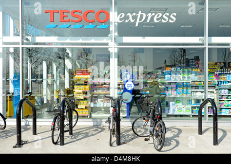 Convenience Store uk window vista esterna in Tesco Express supermercato Foto Stock