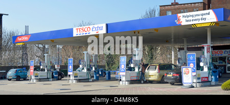 Stazione di riempimento benzina e il piazzale antistante a Tesco supermercato Extra Foto Stock