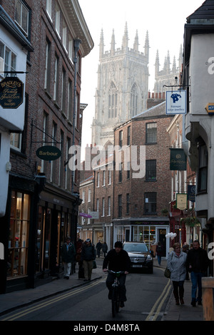 Bassa Petergate guardando verso York Minster città di York, England Regno Unito Foto Stock