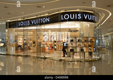 Louis Vuitton handbag store negozio finestra display anteriore al Westfield Centre indoor centri commerciali Foto Stock