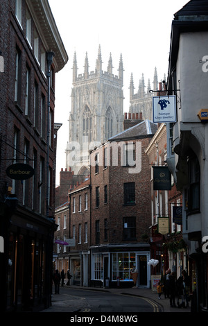 Bassa Petergate guardando verso York Minster città di York, England Regno Unito Foto Stock