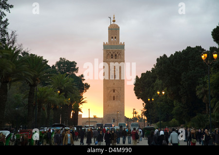 Africa Marocco Marrakech, piazza Jemaa el Fna, la Moschea di Koutoubia Foto Stock