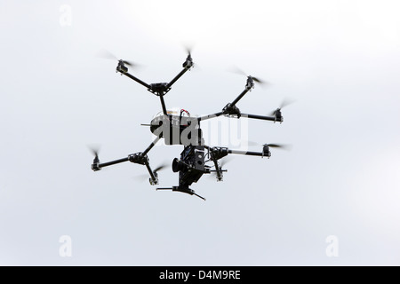 Hannover, Germania, un drone vola attraverso l'aria Foto Stock