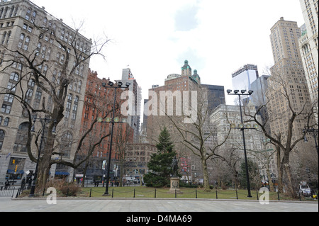 City Hall Park e la statua di Nathan Hale. Il parco è circondato da monumenti architettonici. Foto Stock