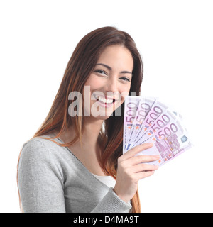Teen holding e mostrando un sacco di cinque cento banconote in euro su un bianco sfondo isolato Foto Stock