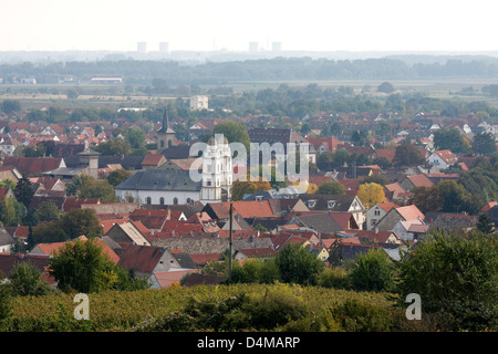 Guntersblum, Germania, vigneti, la città Guntersblum e sullo sfondo la Biblis centrale nucleare Foto Stock
