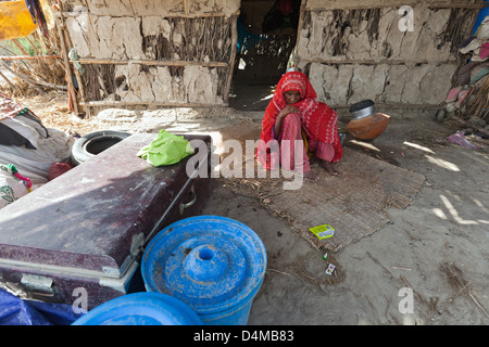 Gunglo Santani, Pakistan, la donna di fronte a suo rifugio nel villaggio Foto Stock