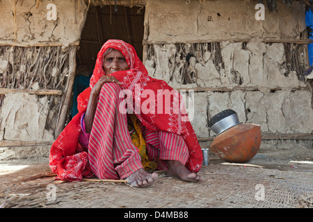 Gunglo Santani, Pakistan, la donna di fronte a suo rifugio nel villaggio Foto Stock