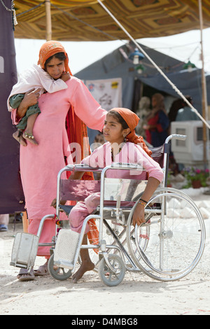 Jaffarabad, Pakistan, ragazze in una sedia a rotelle Foto Stock