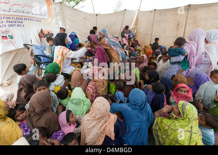 Jaffarabad, Pakistan, pazienti nel centro di salute Foto Stock