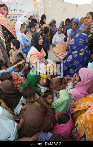 Jaffarabad, Pakistan, pazienti nel centro di salute Foto Stock