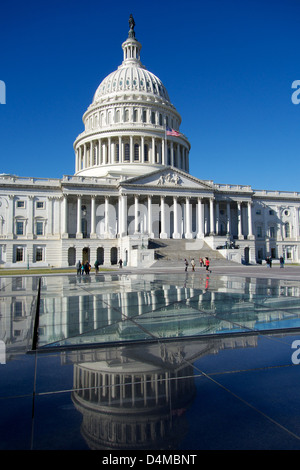 United States Capitol Building riflesso nel Centro Visitatori lucernario. Washington DC Foto Stock